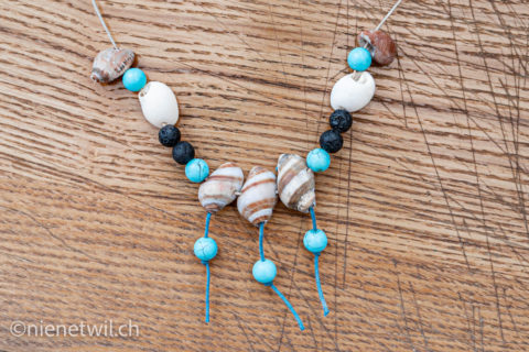 Halsband aus Muscheln (Bretagne), Türkis-Perlen (USA) und Steinperlen (Indien)