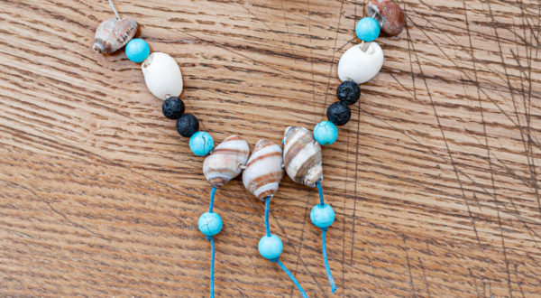Halsband aus Muscheln (Bretagne), Türkis-Perlen (USA) und Steinperlen (Indien)