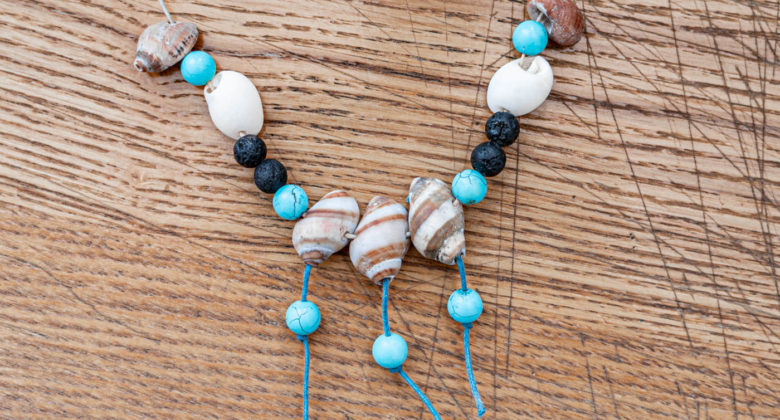 Halsband aus Muscheln (Bretagne), Türkis-Perlen (USA) und Steinperlen (Indien)