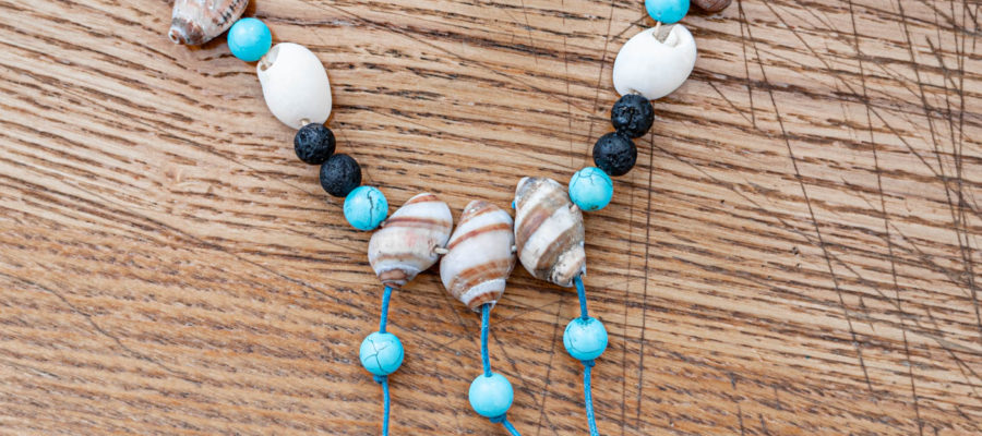 Halsband aus Muscheln (Bretagne), Türkis-Perlen (USA) und Steinperlen (Indien)