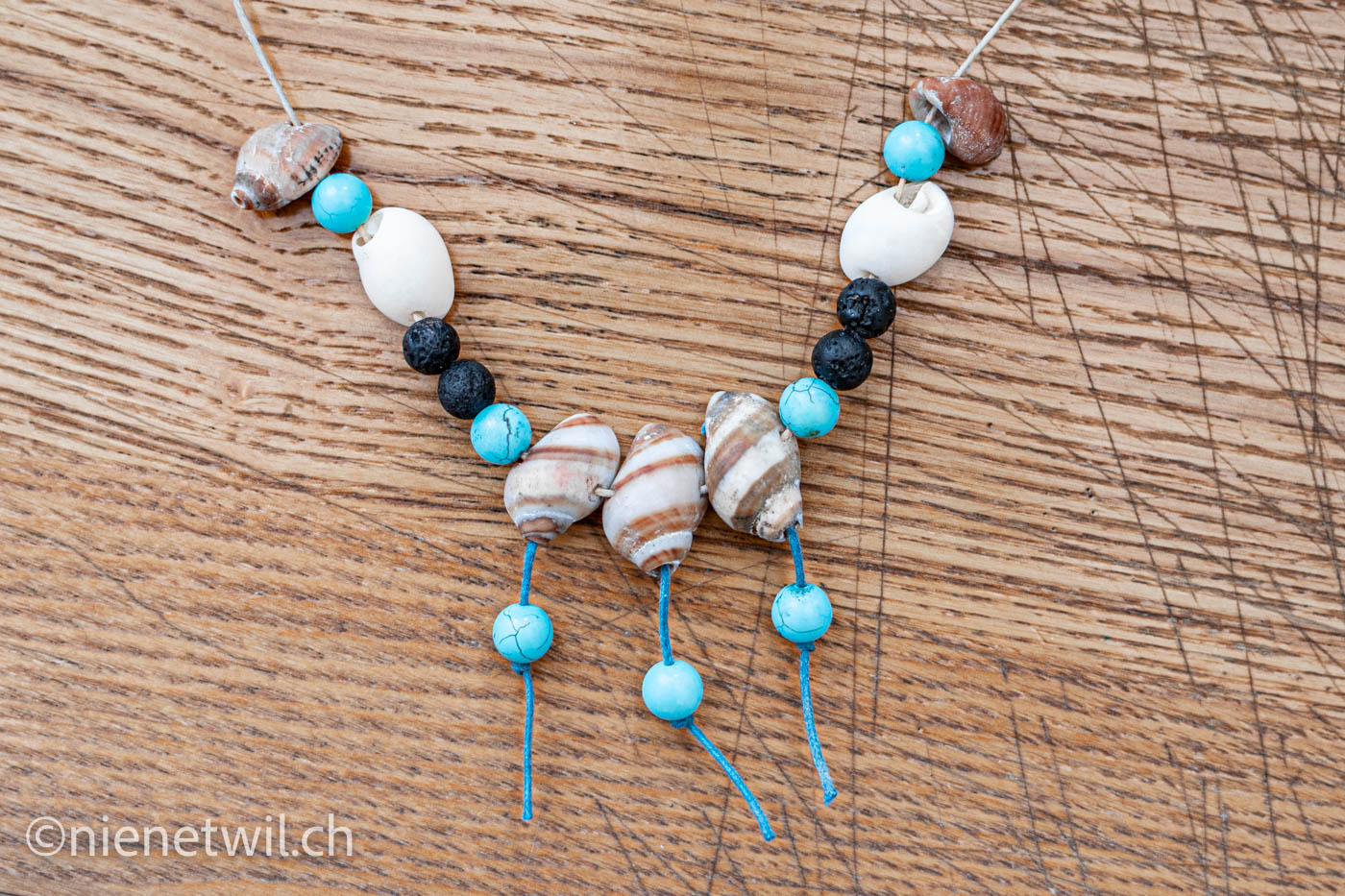 Halsband aus Muscheln (Bretagne), Türkis-Perlen (USA) und Steinperlen (Indien)